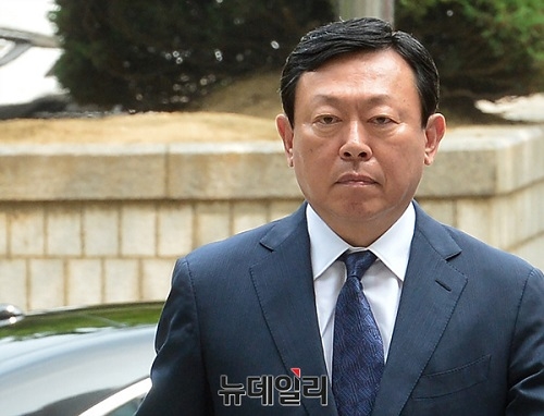 ▲ 신동빈 롯데 회장이 30일 서울중앙지법 박근혜 27차 공판에 출석하고 있다.ⓒ공준표 기자