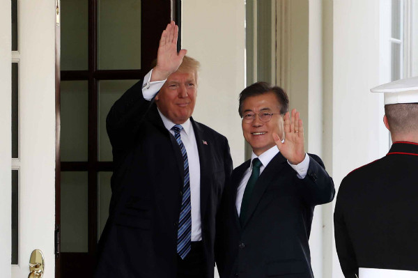 ▲ 문재인 대통령이 30일 저녁(한국시각) 백악관을 찾아 도널드 트럼프 미국 대통령과 함께 손을 흔들며 정상회담장으로 들어서고 있다. ⓒ뉴시스 사진DB