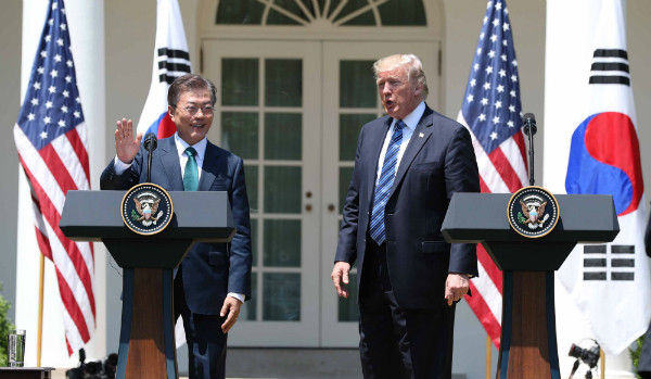 ▲ 문재인 대통령이 1일 새벽(한국시각) 한미정상회담이 끝난 직후 백악관 로즈가든에서의 공동언론발표에 앞서 손을 흔들고 있다. ⓒ뉴시스 사진DB