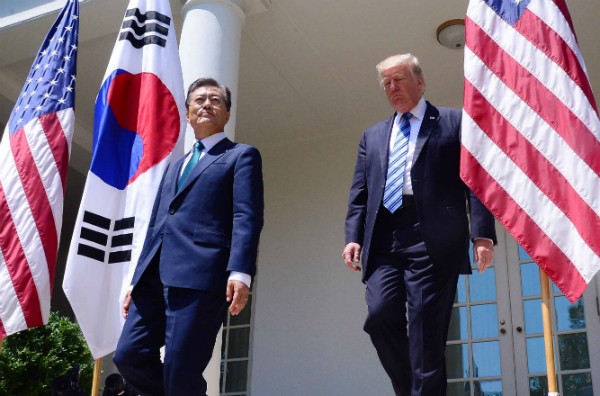 ▲ 문재인 대통령이 1일 새벽(한국시각) 도널드 트럼프 미국 대통령과의 정상회담을 마치고 공동언론발표를 위해 백악관 로즈가든으로 들어서고 있다. ⓒ뉴시스 사진DB