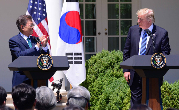 ▲ 문재인 대통령이 1일 새벽(한국시각) 백악관 로즈가든에서 열린 공동언론발표에서 도널드 트럼프 미국 대통령의 발언이 끝난 뒤 박수를 보내고 있다. ⓒ뉴시스 사진DB