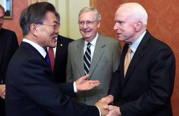 ▲ 문재인 대통령이 미국 워싱턴DC에서 존 매케인 상원 군사위원장을 만나고 있다. ⓒ뉴시스 사진DB