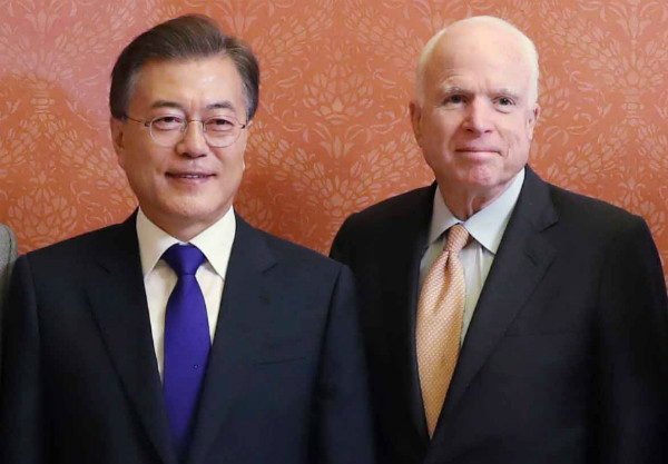 ▲ 문재인 대통령이 미국 워싱턴DC에서 존 매케인 상원 군사위원장을 만나 기념촬영을 하고 있다. ⓒ뉴시스 사진DB