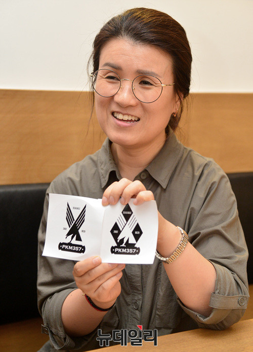 ▲ 제2연평해전 전사자 故 한상국 상사의 아내 김한나씨가 참전 용사자들을 기억하자는 의미로 제작한 스티커를 들고 있다. ⓒ뉴데일리 공준표 기자