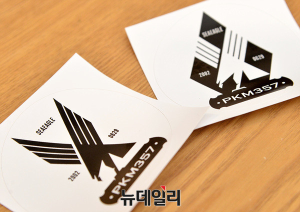 ▲ 제2연평해전 전사자 故 한상국 상사의 아내 김한나씨가 참전 용사들을 기억하자는 의미에서 제작한 스티커. 제2연평해전 당일인 2002년 6월 29일 날짜와 당시 장병들이 타고 있던 고속정 참수리호의 이름 'PKM357'이 인쇄돼 있다. ⓒ뉴데일리 공준표 기자