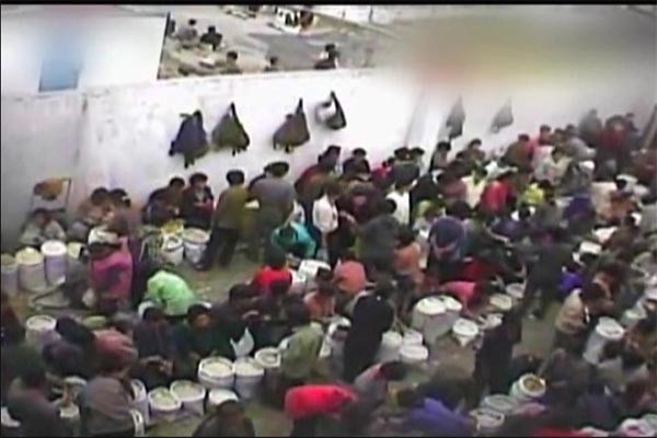 ▲ 북한의 장마당. 장마당에서 가장 중요하면서 많이 팔리는 품목은 역시 식량이다. ⓒ통일부 블로그 캡쳐.