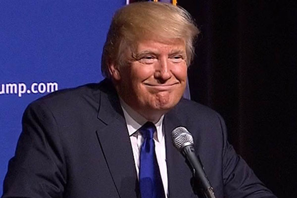 ▲ 대선 유세 중 열받는 상황에서 억지로 웃는 도널드 트럼프 美대통령. 美국무부 설명에 따르면, 美재무부가 中단둥은행과 중국인을 제재한 것도 이런 심정이었던 것으로 보인다. ⓒ美NBC뉴스 대선관련보도 화면캡쳐.