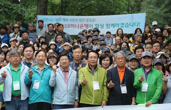 ▲ 권선택 시장과 설동호 교육감 등이 지난 1일 대전 식장산에서 아침동행에 앞서 파이팅을 외치고 있다.ⓒ대전시