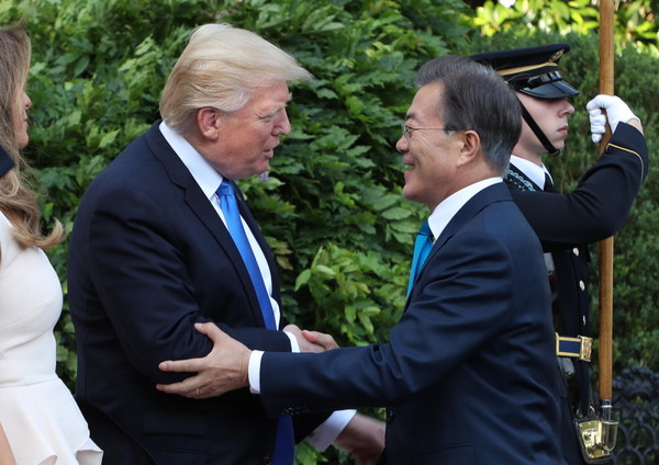 ▲ 문재인 대통령과 트럼프 미국 대통령이 6월 29일(미국 현지시간) 상견례하고 있는 모습. ⓒ청와대 제공