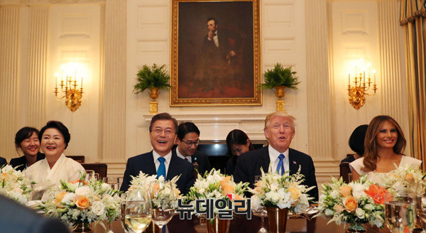 ▲ 문재인 대통령(가운데 왼쪽)과 도널드 트럼프 美대통령이 지난 6월 29일 오후(현지시간) 美백악관에서 열린 환영 만찬에서 밝은 표정으로 대화 하고 있다.ⓒ청와대