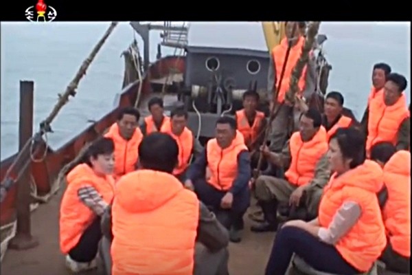 ▲ 북한 주민 5명을 태운 소형선박 1척이 지난 1일 오후 동해 북방한계선(NLL)을 넘어온 것으로 알려졌다. 사진은 北'조선중앙TV' 선전영상 일부로 북한 주민들이 어선 위에 앉아있는 모습.ⓒ北선전매체 보도영상 화면캡쳐