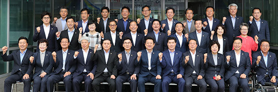 ▲ 포항시의회 제7대 후반기의회가 이달 출범 1년을 맞았다. 사진은 전체 포항시의원.ⓒ시의회