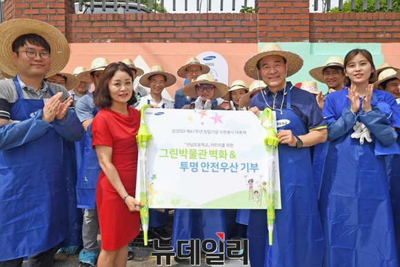 ▲ 삼성SDI 전영현 사장과 임직원들이 수원 산남초등학교를 방문해 임직원 성금으로 마련한 장마철 안전 등하교 지원용 투명안전우산을 기부했다.ⓒ삼성SDI