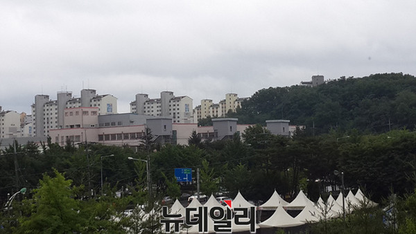 ▲ 3일 오전 잠시 비를 멈춘 충북 청주시 가경동의 흐린 하늘.ⓒ김종혁 기자