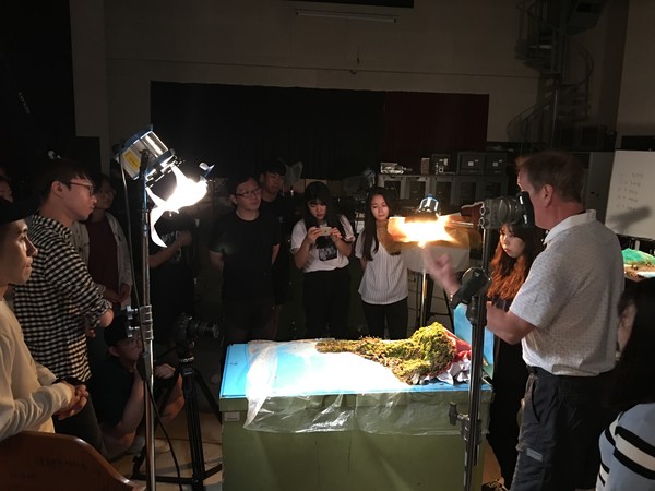 ▲ 한국영상대 학생들에게 미국 브루클린대학 스튜어트 교수가 영상 제작 강의를 하고 있다.ⓒ한국영상대