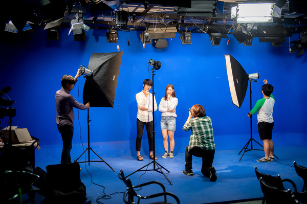 ▲ WCC에 선정된 한국영상대 학생들이 광고 촬영 실습을 하고 있다.ⓒ한국영상대