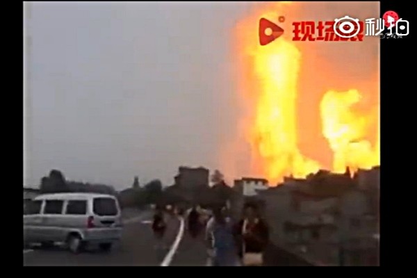 ▲ 중국 남서부 구이저우(貴州)성에서 2일 천연가스관이 폭발해 최소 8명이 사망하고 35명이 다쳤다. 사진은 폭발로 솟아오른 불기둥.ⓒ中'웨이보' 게재 영상화면 캡쳐