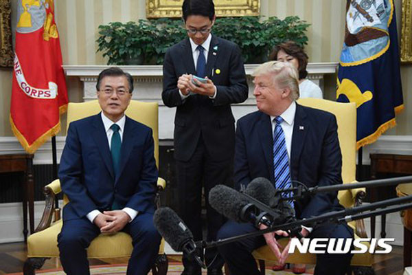 ▲ 한미정상회담 후 기자회견을 하는 문재인 대통령과 도널드 트럼프 美대통령. ⓒ뉴시스. 무단전재 및 재배포 금지.