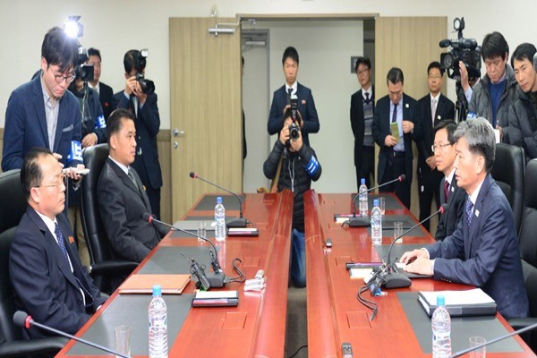 ▲ 문재인 정부가 남북대화·교류를 두고 적극적인 모습을 보여주고 있는 가운데 남북회담이 개최될 경우를 가장한 ‘모의회담’이 진행되고 있는 것으로 알려졌다. 사진은 2015년 11월 열린 '제1차 남북당국회담' 자료사진.ⓒ남북회담본부