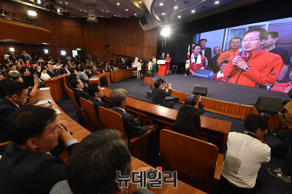 ▲ 자유한국당 홍준표 신임대표가 당 대표 당선 직후 소감을 언급하고 있다. 그는 3일 전당대회를 통해 당 대표에 선출됐다. ⓒ뉴데일리 이종현 기자