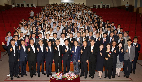 ▲ 김병우 충북교육감 취임 3주년 기념식을 겸한 7월 월례조회가 3일 교육정보원에서 진행됐다.ⓒ충북교육청