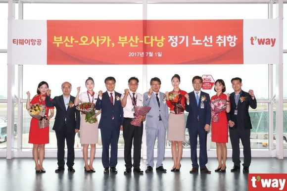 ▲ 티웨이항공은 지난 1일 오전 10시 김해국제공항 국제선 청사에서 부산 출발 2개 노선의 취항식을 가졌다고 3일 밝혔다.ⓒ티웨이항공