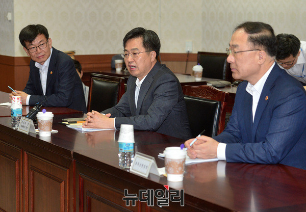 ▲ 왼쪽부터 김상조 공정거래위원장, 김현미 국토교통부 장관, 김동연 부총리, 김영춘 해양수산부 장관, 홍남기 국무조정실장 ⓒ 뉴데일리 공준표