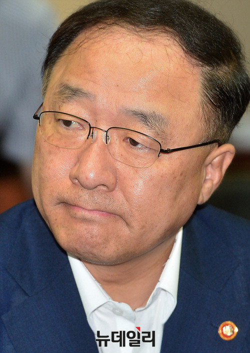 ▲ 왼쪽부터 김상조 공정거래위원장, 김현미 국토교통부 장관, 김동연 부총리, 김영춘 해양수산부 장관, 홍남기 국무조정실장 ⓒ 뉴데일리 공준표