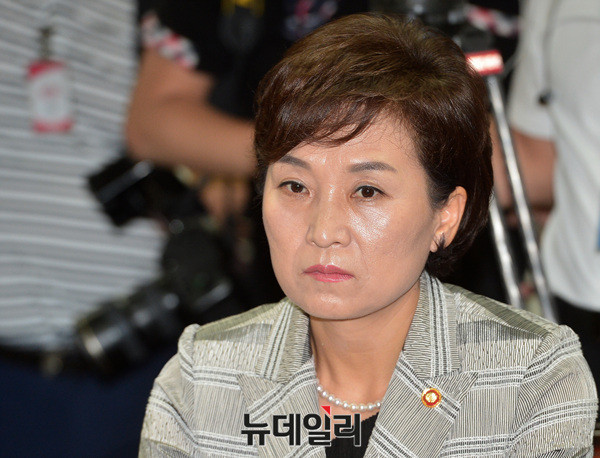 ▲ 왼쪽부터 김상조 공정거래위원장, 김현미 국토교통부 장관, 김동연 부총리, 김영춘 해양수산부 장관, 홍남기 국무조정실장 ⓒ 뉴데일리 공준표