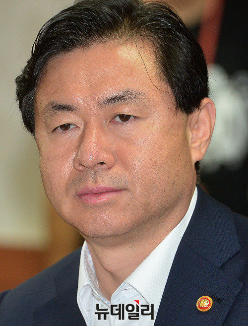 ▲ 왼쪽부터 김상조 공정거래위원장, 김현미 국토교통부 장관, 김동연 부총리, 김영춘 해양수산부 장관, 홍남기 국무조정실장 ⓒ 뉴데일리 공준표