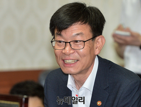 ▲ 왼쪽부터 김상조 공정거래위원장, 김현미 국토교통부 장관, 김동연 부총리, 김영춘 해양수산부 장관, 홍남기 국무조정실장 ⓒ 뉴데일리 공준표