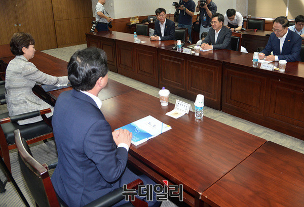 ▲ 왼쪽부터 김상조 공정거래위원장, 김현미 국토교통부 장관, 김동연 부총리, 김영춘 해양수산부 장관, 홍남기 국무조정실장 ⓒ 뉴데일리 공준표