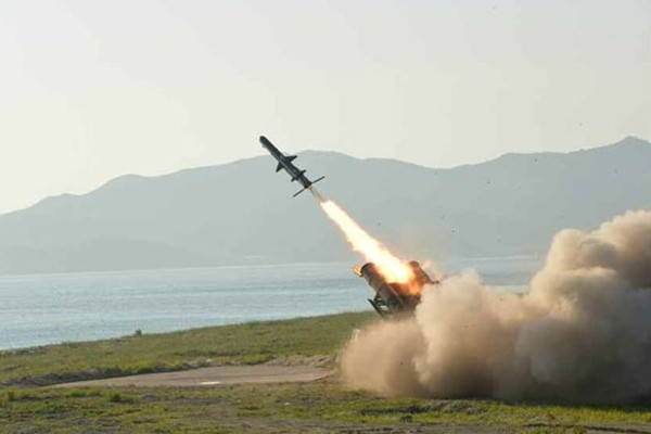▲ 북한이 4일 오전 동해상으로 탄도미사일 1발을 발사했다. 사진은 지난 6월 8일 북한의 지대함 순항미사일 발사 모습.ⓒ北선전매체 홈페이지 캡쳐
