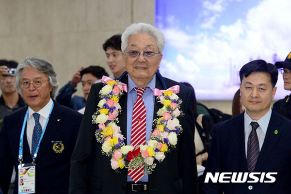 ▲ 지난 6월 23일 당시 김포공항으로 입국하는 장웅 北IOC 위원. ⓒ뉴시스. 무단전재 및 재배포 금지.