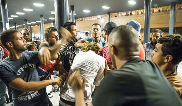 ▲ 스웨덴 내에 테러조직 '대쉬(ISIS)'에 동조하는 사람이 7년 사이에 10배 이상 증가한, 가장 큰 이유는 바로 이슬람 이민자의 무분별한 유입을 허용한 때문이다. 사진은 공공장소에서 이슬람 이민자들에게 뭇매를 맞는 스웨덴 여성. 이들이 여성을 때리는 이유는 "금발로 염색했기 때문"이라고 한다. ⓒ쉐벳닷컴 화면캡쳐.