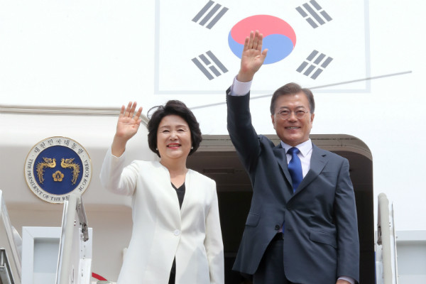 ▲ 문재인 대통령은 5일 오전 독일 공식방문과 함부르크에서 열리는 G20정상회의 참석을 위해 독일 베를린으로 출국한다. 사진은 지난 미국 순방을 앞두고 출국하고 있는 문재인 대통령 내외의 모습. ⓒ뉴시스 사진DB