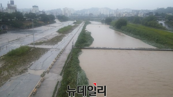 ▲ 청주 무심천 하상도로가 이번 장맛비로 하천이 범람해 4일 출근길까지도 교통이 통제되고 있다.ⓒ김동식 기자