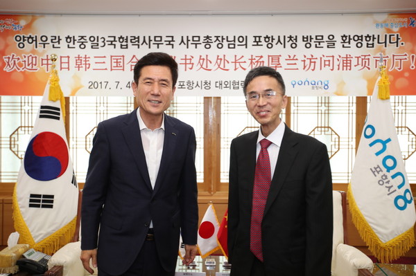 ▲ 한중일협력사무국의 양허우란(楊厚蘭) 사무총장(오른쪽) 일행이 4일 포항시장을 면담하고 있다.ⓒ포항시