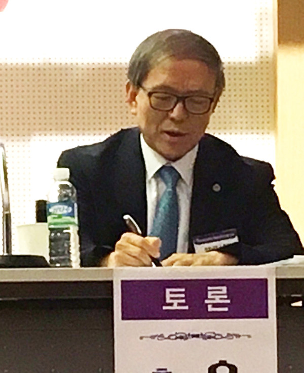 ▲ 윤여표 충북대총장이 토론에 임하고 있다.ⓒ충북대