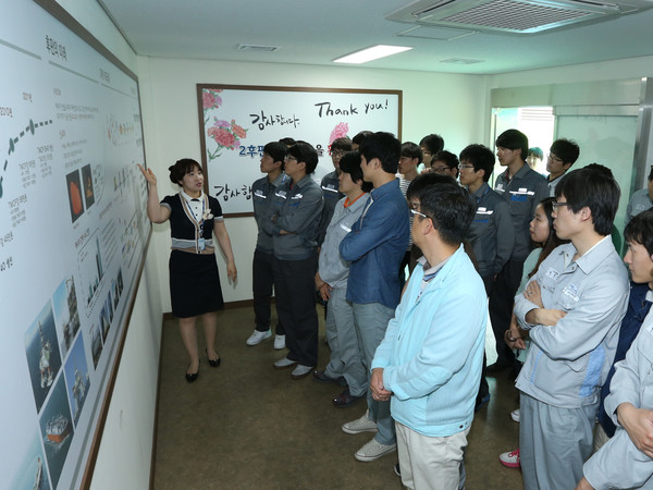 ▲ 포항제철소는 방문 성수기인 여름방학 시즌을 앞두고 견학코스의 시설물 안전을 점검하고 홍보센터의 영상과 내용 등을 보강했다. 사진은 포항제철소를 방문하는 단체관람객 모습.ⓒ포항제철소