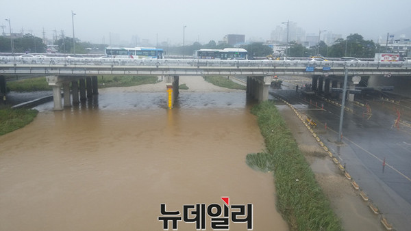 ▲ 4일까지 내린 폭우로 충북 청주시 무심천이 범람해 하상도로가 통제됐다.ⓒ김동식 기자