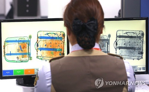 ▲ 제10회 항공보안 경진대회 참가자가 엑스레이 판독장비로 승객들의 화물 검색과제 수행하고 있다. ⓒ연합뉴스