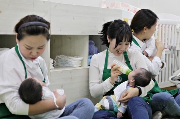▲ 스타벅스 여성 파트너들이 아기돌보미 봉사활동에 참여하고 있다. ⓒ스타벅스커피 코리아