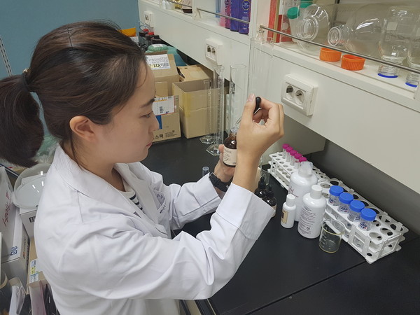 ▲ 문선인 바이오인터체인지 연구소장이 연구실에서 실험을 하고 있다.ⓒ바이오인터체인지