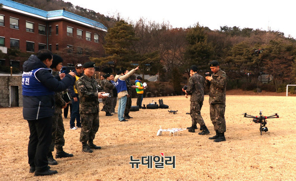 ▲ 드론 비행 교육을 받고 있는 수도방위사령부 보안점검관들 ⓒ뉴데일리 사진DB