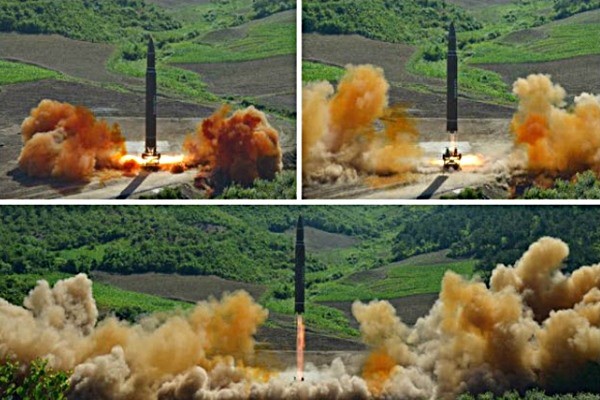 ▲ 북한이 4일 평안북도 방현비행장 일대에서 실시한 '화성-14형' 시험발사를 통해  대형 핵탄두 장착 및 대륙간 탄도미사일(ICBM) 핵심기술인 대기권 재진입 기술을 확보했다고 주장했다. 사진은 北노동당 기관지 '노동신문' 보도 일부.ⓒ北선전매체 홈페이지 캡쳐