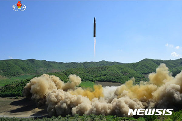 북한이 5일 공개한 '화성-14형' 발사 장면. ⓒ뉴시스. 무단전재 및 재배포 금지.