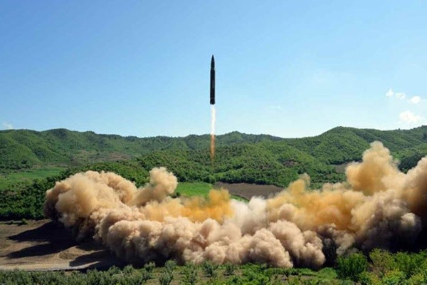 ▲ 4일 북한은 평안북도 방현 일대에서 '화성-14형' 시험발사를 실시했다. 사진은 관련 北노동당 기관지 '노동신문' 보도 일부.ⓒ北선전매체 홈페이지 캡쳐