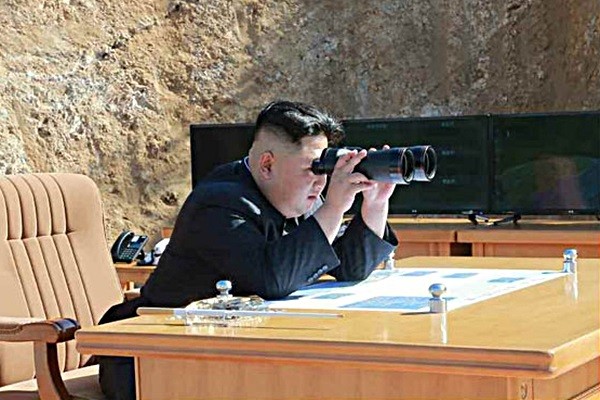 ▲ '화성-14형' 시험발사 현장을 찾은 김정은.ⓒ北선전매체 홈페이지 캡쳐