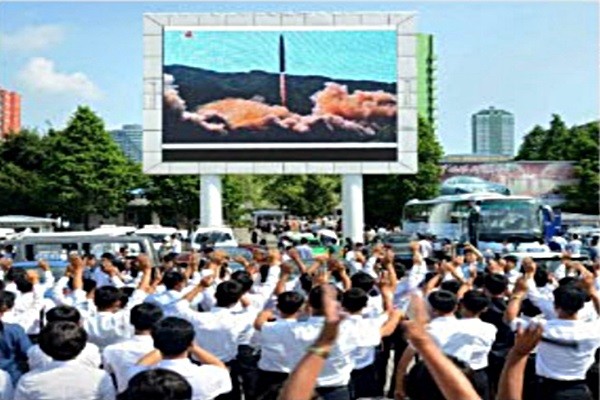 ▲ 北 '조선중앙방송'의 '화성-14형 시험발사 성공' 보도를 접한 북한 주민들이 환호하고 있다.ⓒ北선전매체 홈페이지 캡쳐